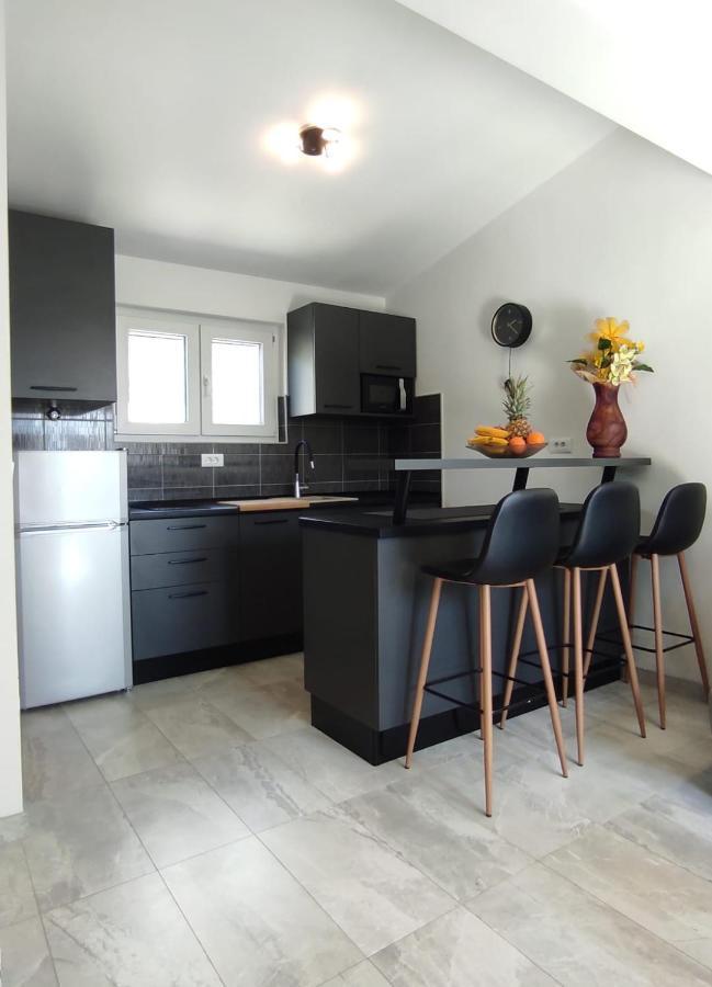 Apartmani Omrcen Baška Voda Стая снимка